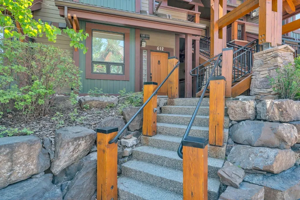 107 Armstrong Place Canmore AB T1W3M1