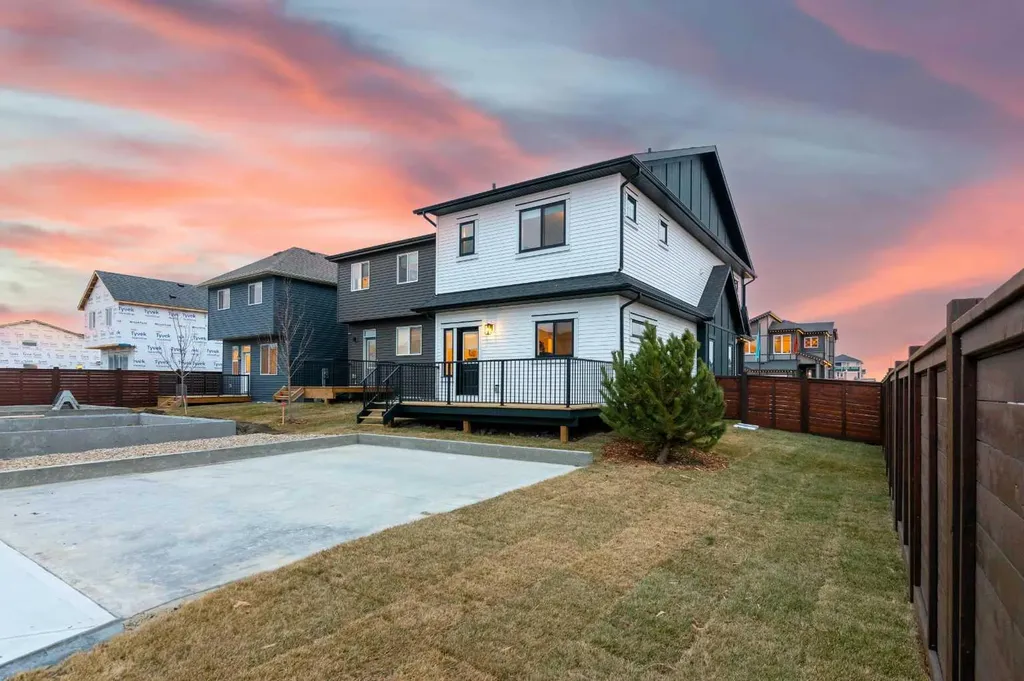 902 Chinook Winds Meadow SW Airdrie AB T4B 5P7