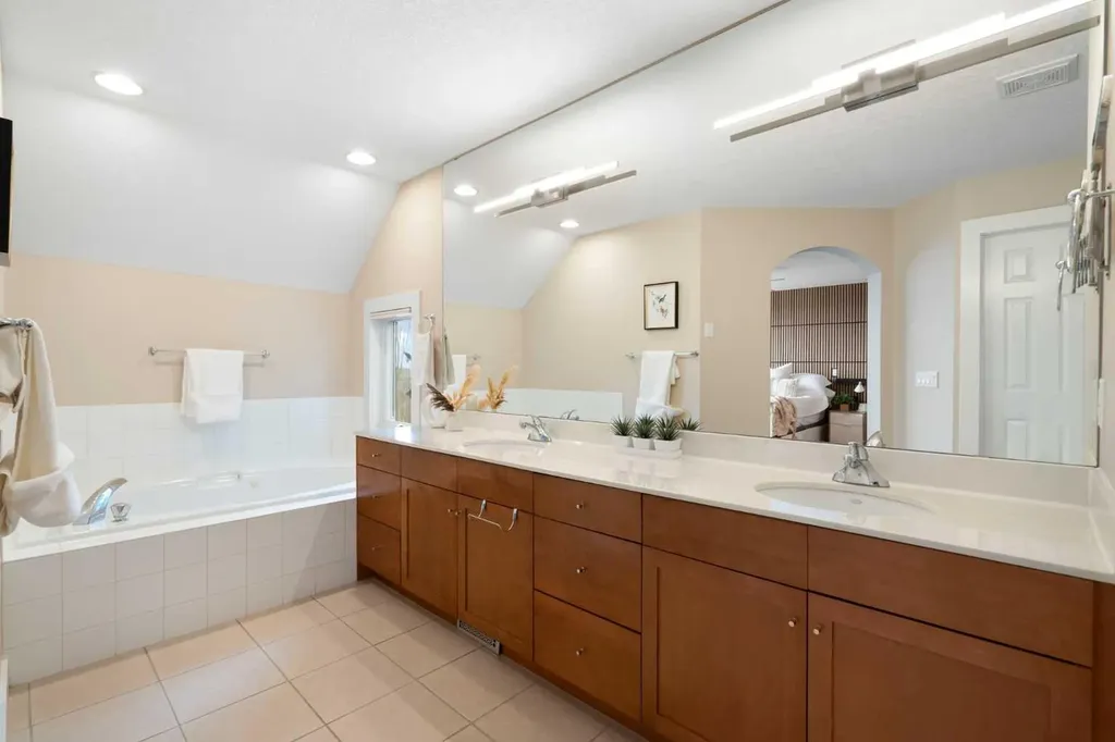 65 Tusslewood Heights NW Calgary AB T3L2M7