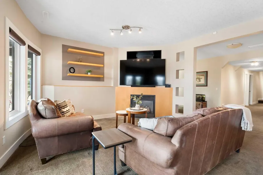 65 Tusslewood Heights NW Calgary AB T3L2M7