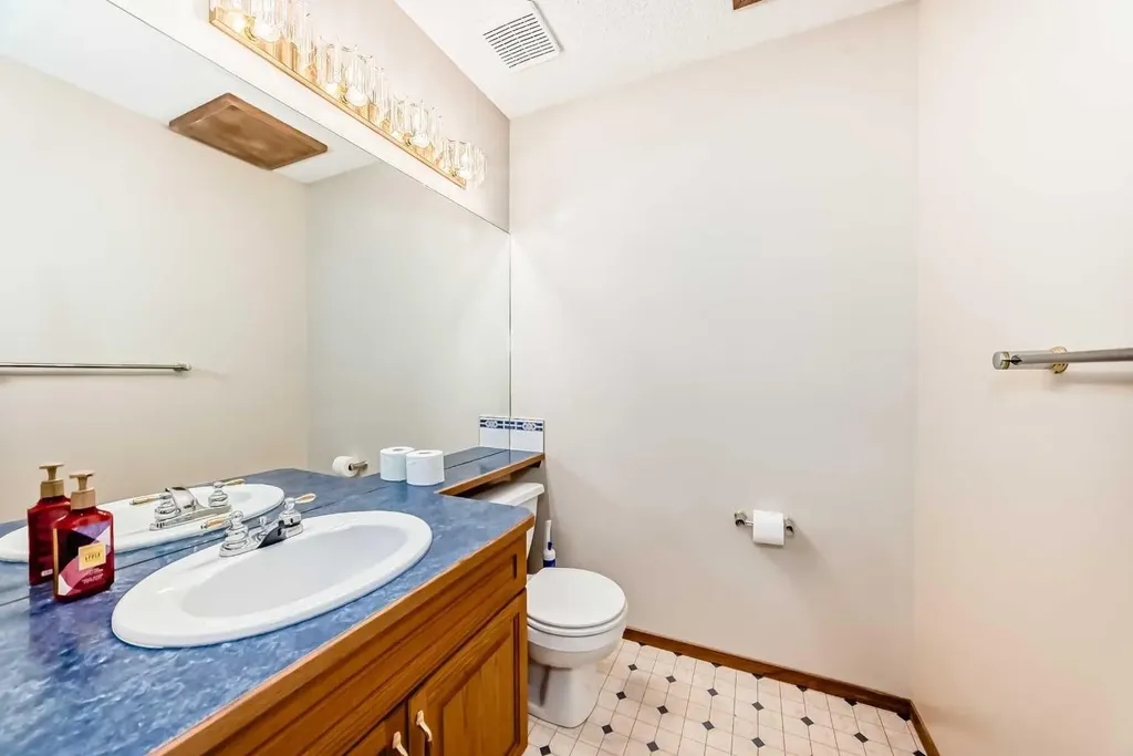 164 Cove Road Chestermere AB T1X 1E4