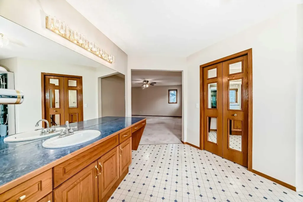 164 Cove Road Chestermere AB T1X 1E4