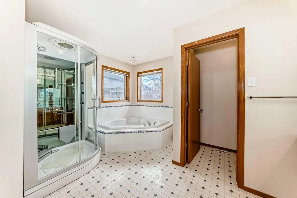 164 Cove Road Chestermere AB T1X 1E4