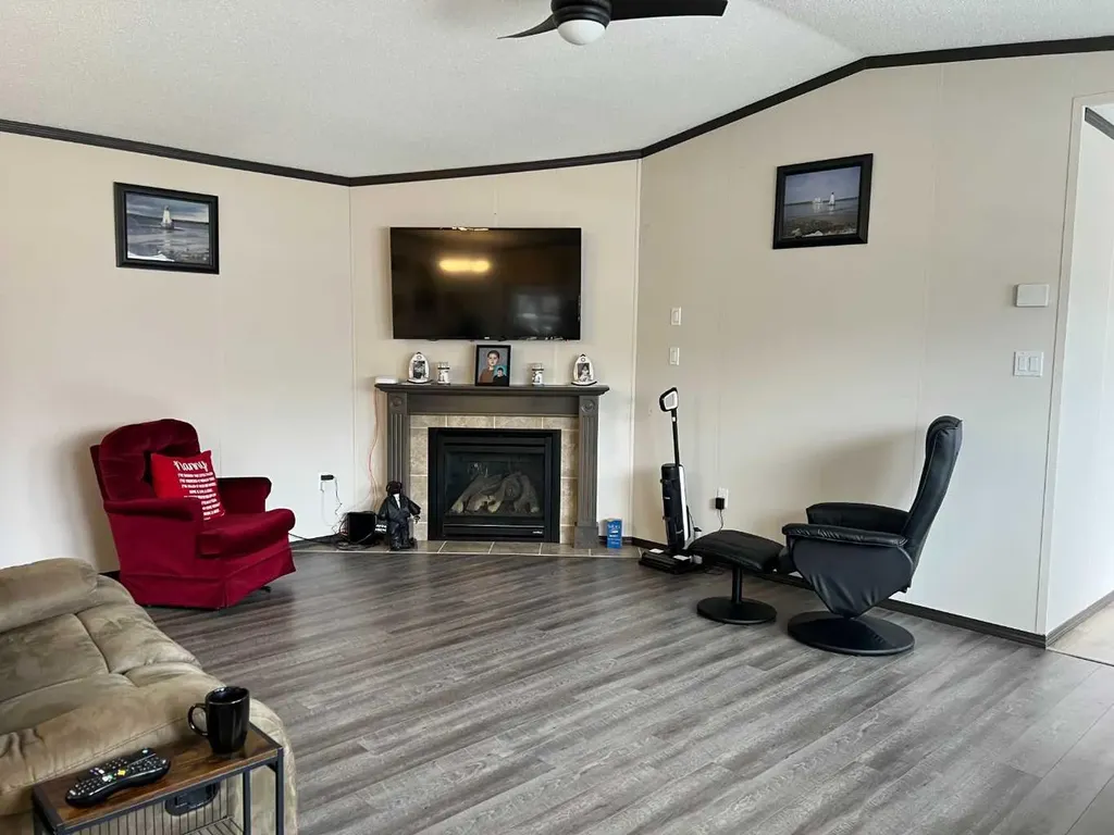 812 5 A Street Fox Creek AB T0H 1P0
