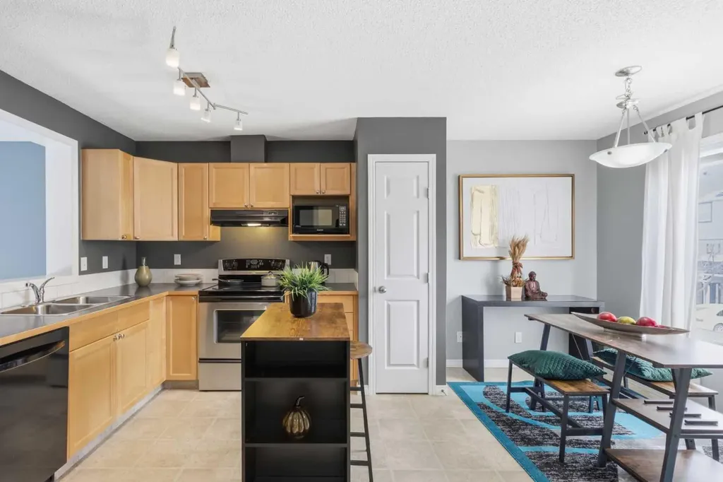 166 Everhollow Heights SW Calgary AB T2Y 5B3