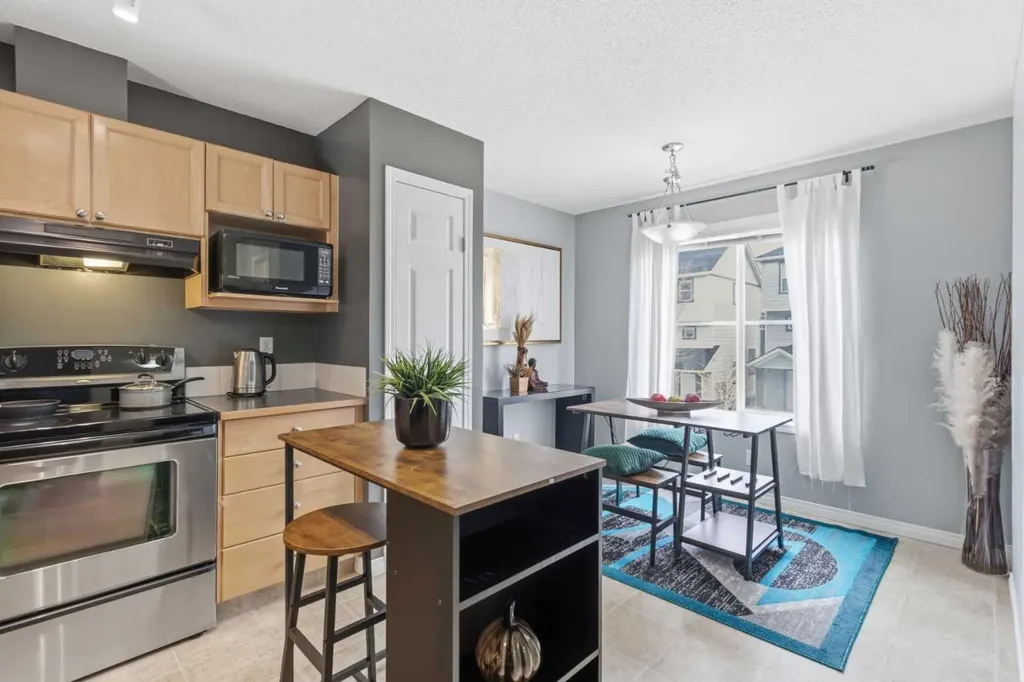 166 Everhollow Heights SW Calgary AB T2Y 5B3