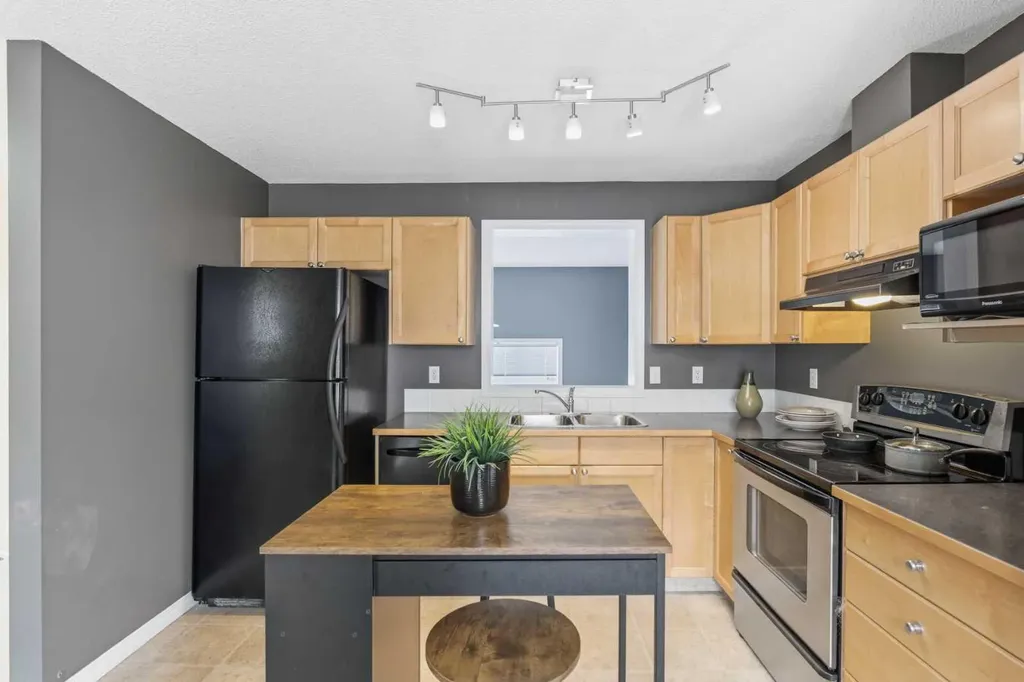 166 Everhollow Heights SW Calgary AB T2Y 5B3