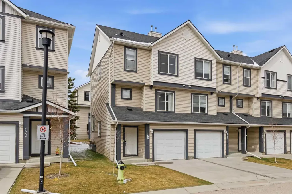 166 Everhollow Heights SW Calgary AB T2Y 5B3