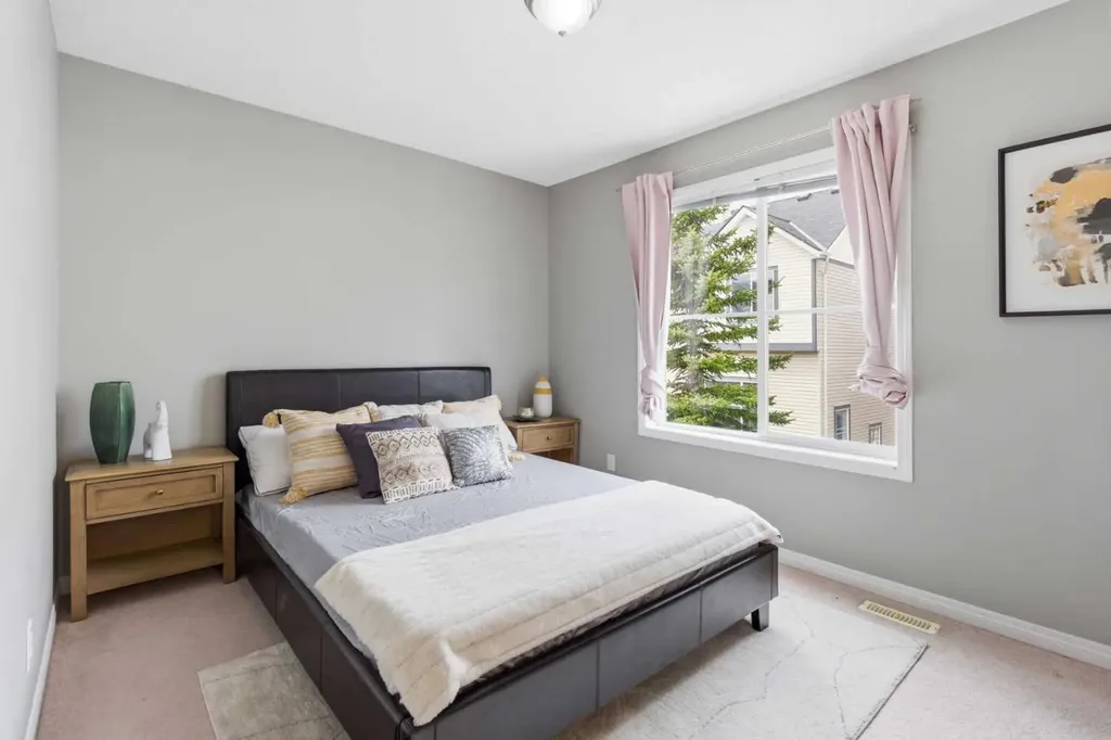 166 Everhollow Heights SW Calgary AB T2Y 5B3