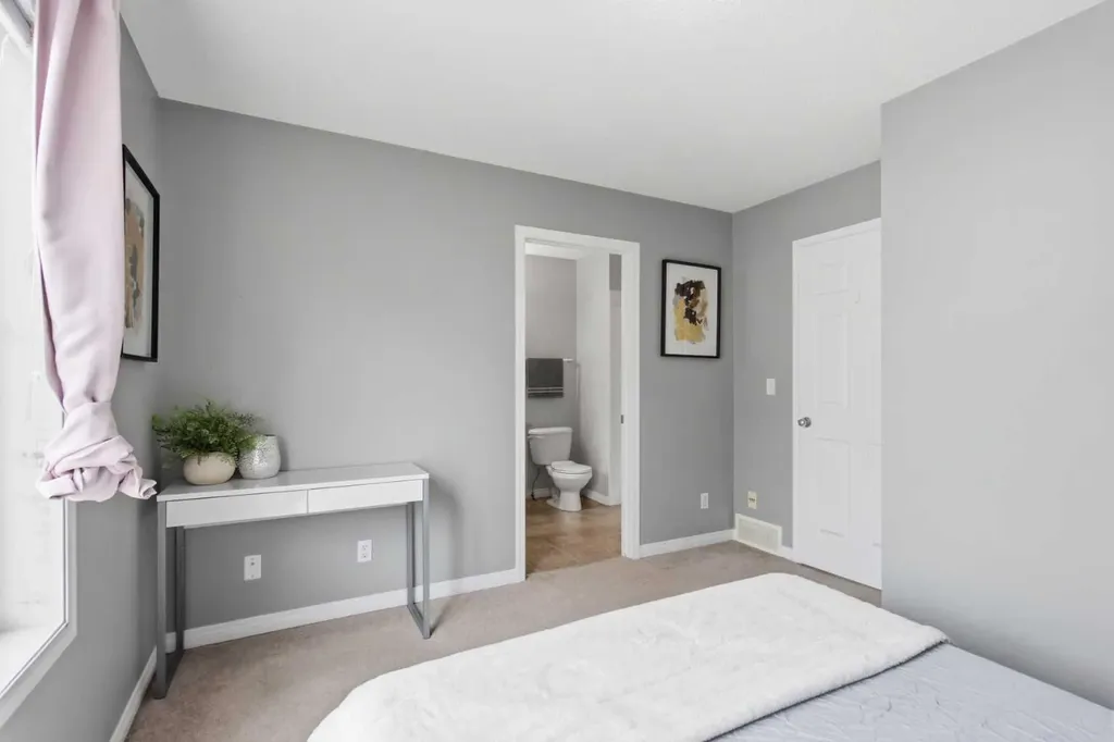 166 Everhollow Heights SW Calgary AB T2Y 5B3
