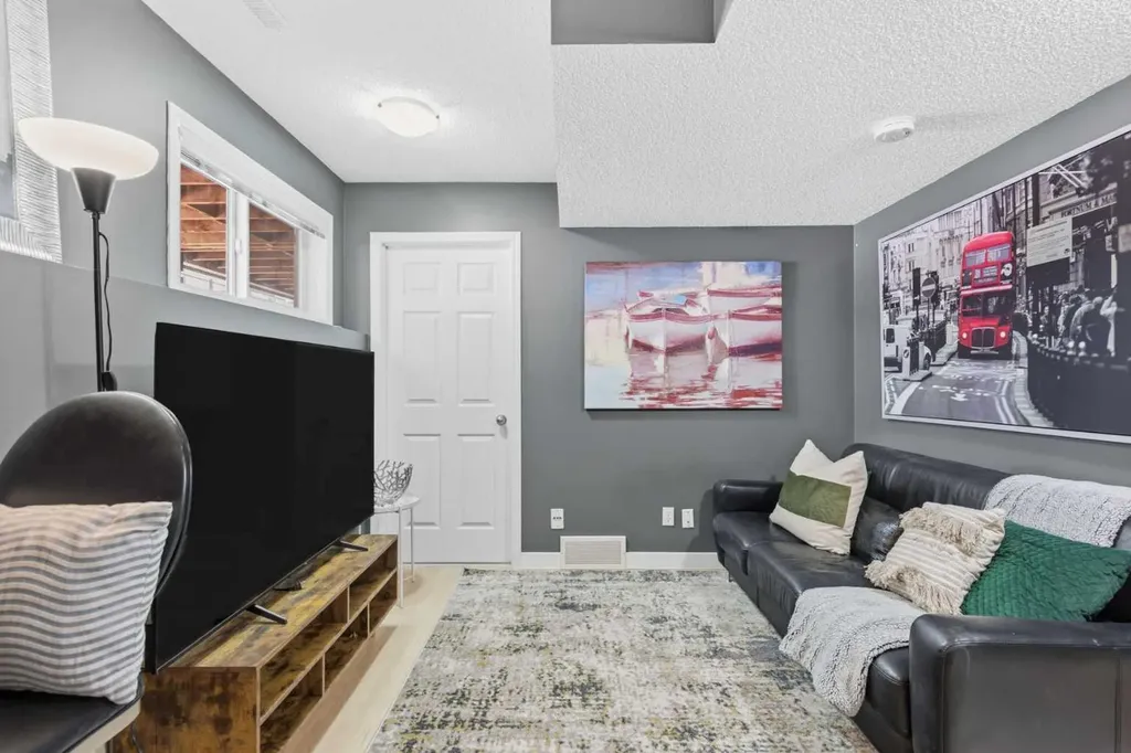 166 Everhollow Heights SW Calgary AB T2Y 5B3