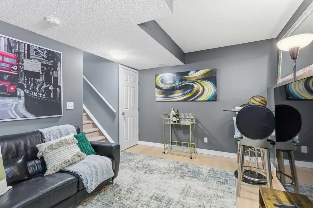 166 Everhollow Heights SW Calgary AB T2Y 5B3