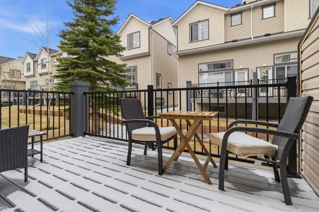 166 Everhollow Heights SW Calgary AB T2Y 5B3