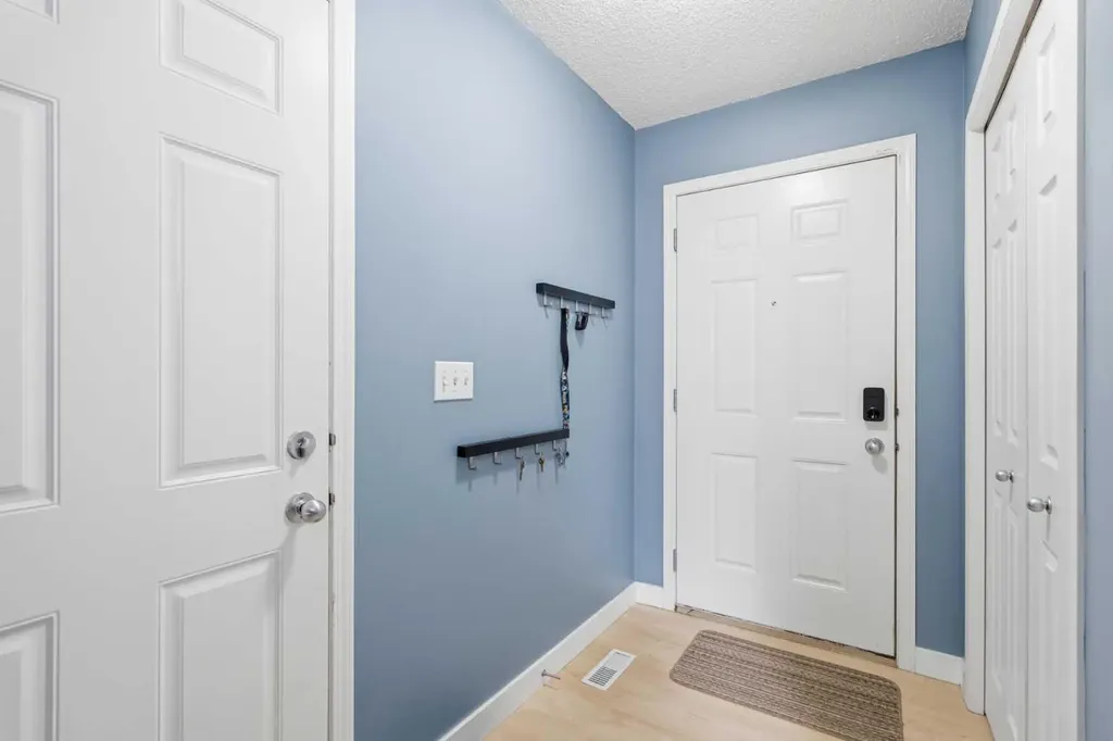 166 Everhollow Heights SW Calgary AB T2Y 5B3