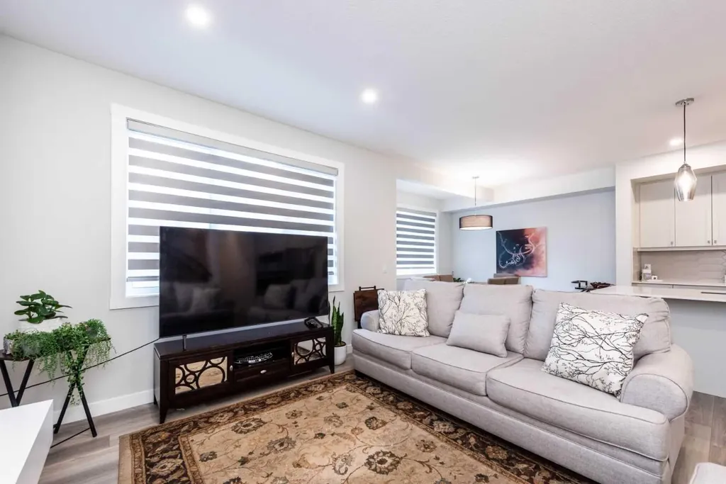 137 Edith Villas NW Calgary AB T3R 1Y8