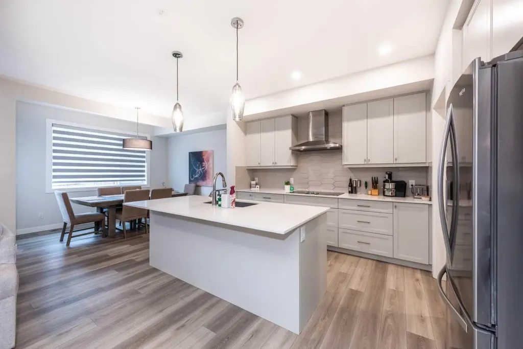 137 Edith Villas NW Calgary AB T3R 1Y8