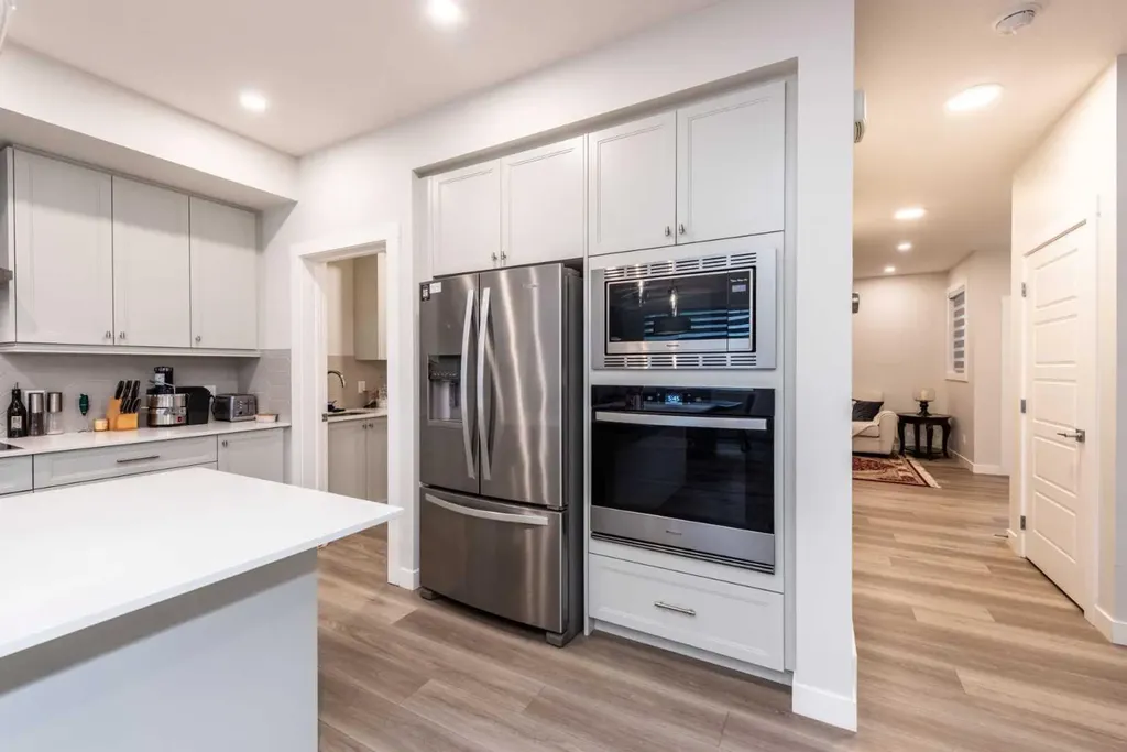 137 Edith Villas NW Calgary AB T3R 1Y8