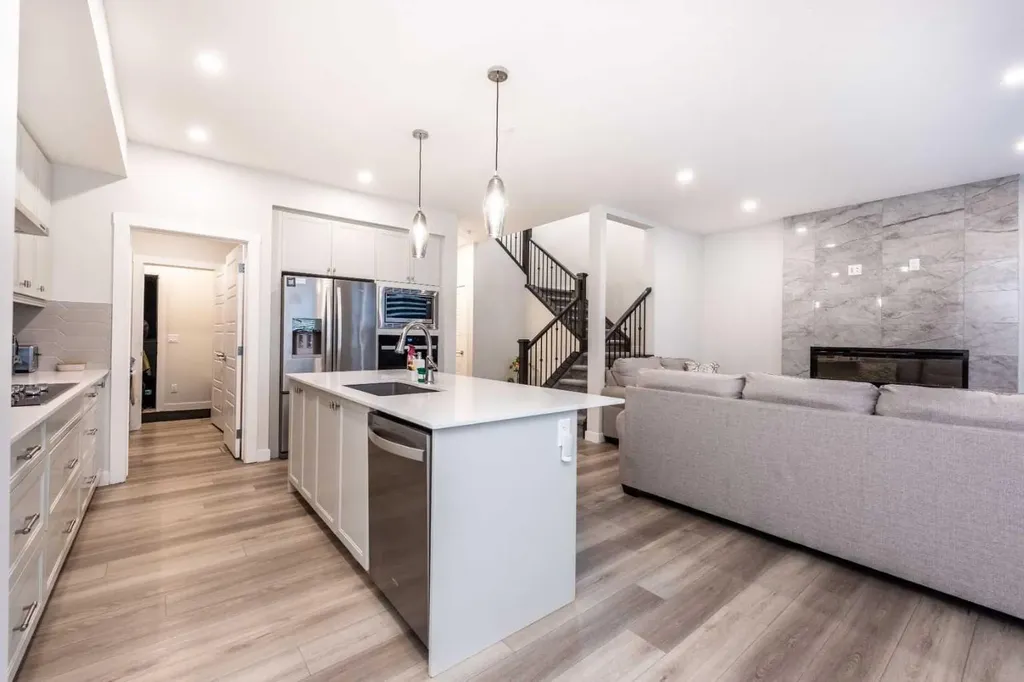 137 Edith Villas NW Calgary AB T3R 1Y8