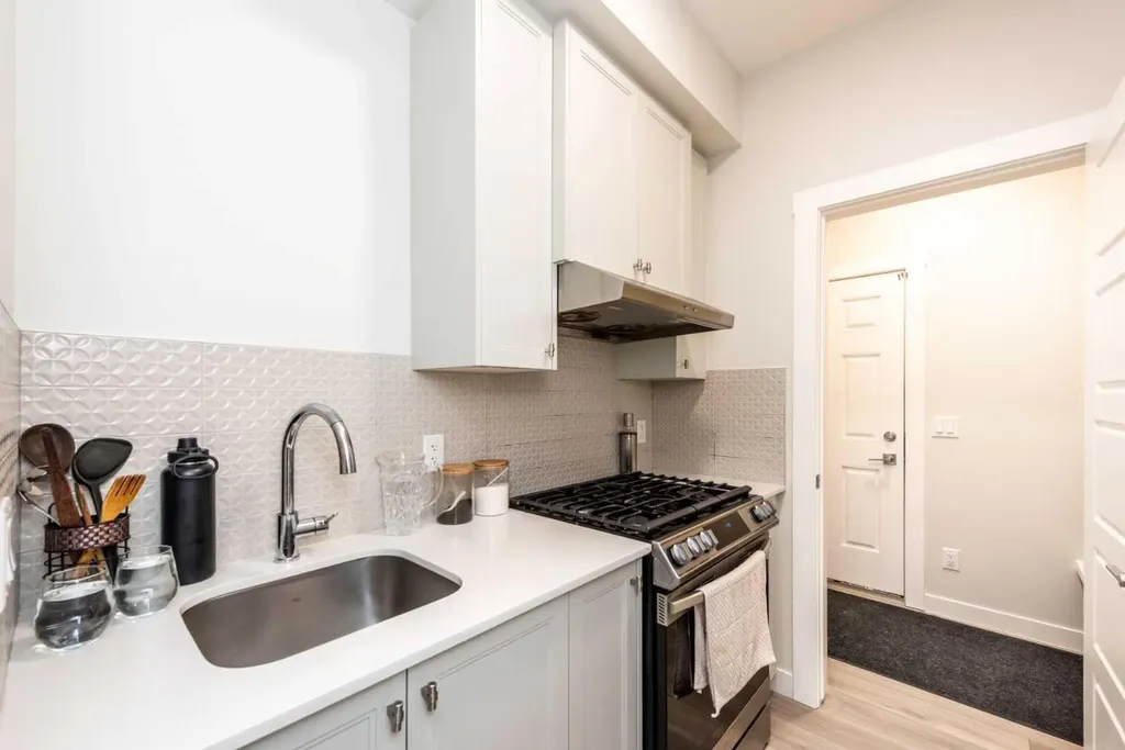 137 Edith Villas NW Calgary AB T3R 1Y8