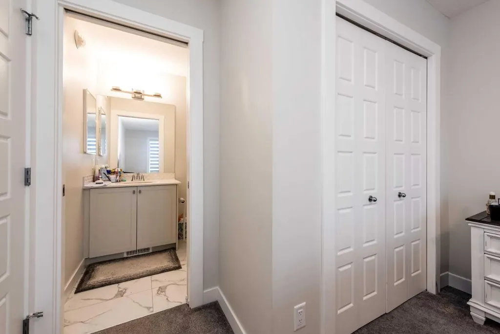 137 Edith Villas NW Calgary AB T3R 1Y8