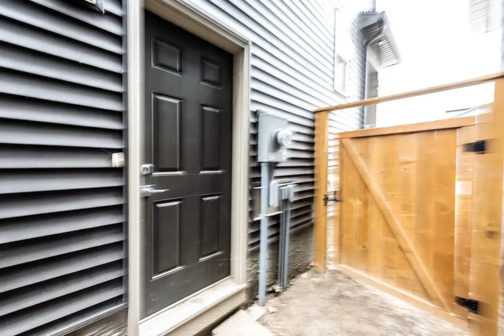 137 Edith Villas NW Calgary AB T3R 1Y8