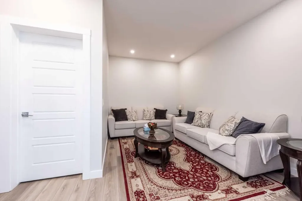 137 Edith Villas NW Calgary AB T3R 1Y8