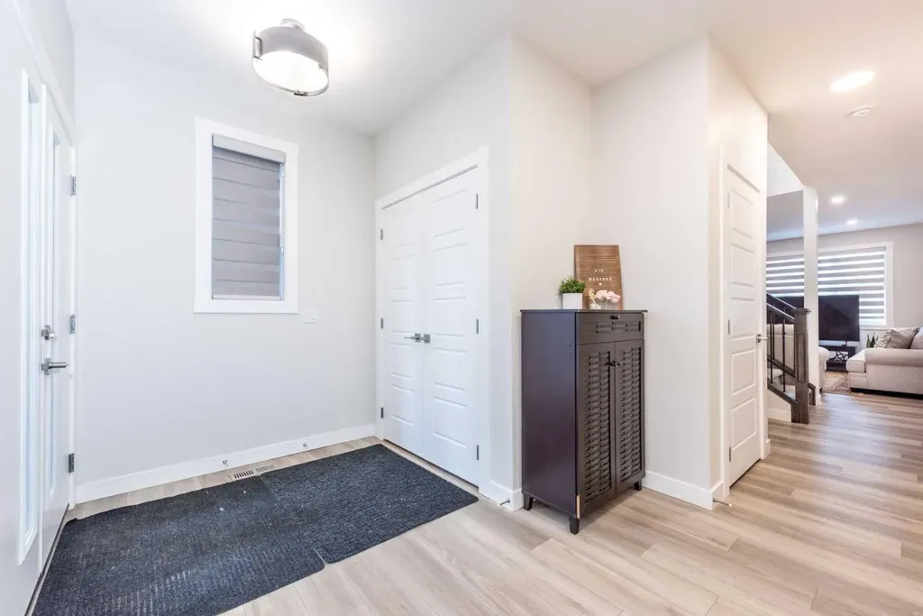 137 Edith Villas NW Calgary AB T3R 1Y8