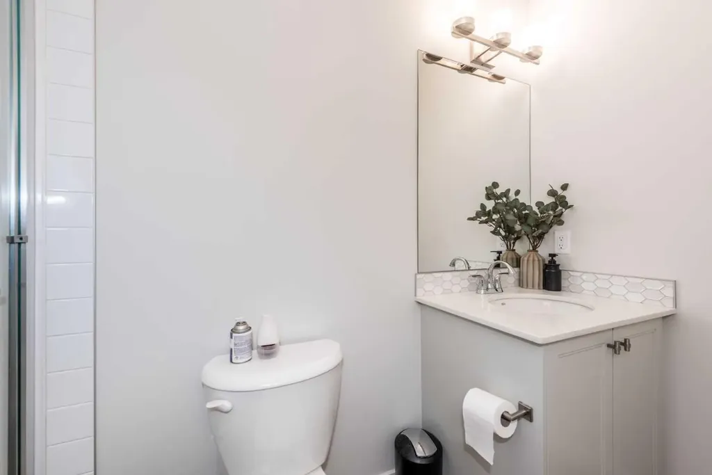 137 Edith Villas NW Calgary AB T3R 1Y8