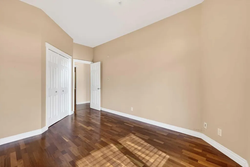 14 Hemlock Crescent SW Calgary AB T3C 2Z1