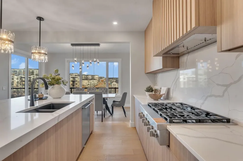 28 Spring Creek Point SW Calgary AB T3H 6E2