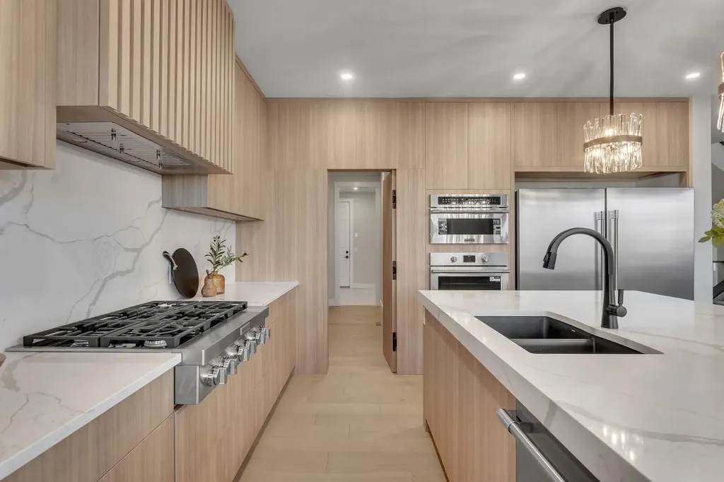 28 Spring Creek Point SW Calgary AB T3H 6E2