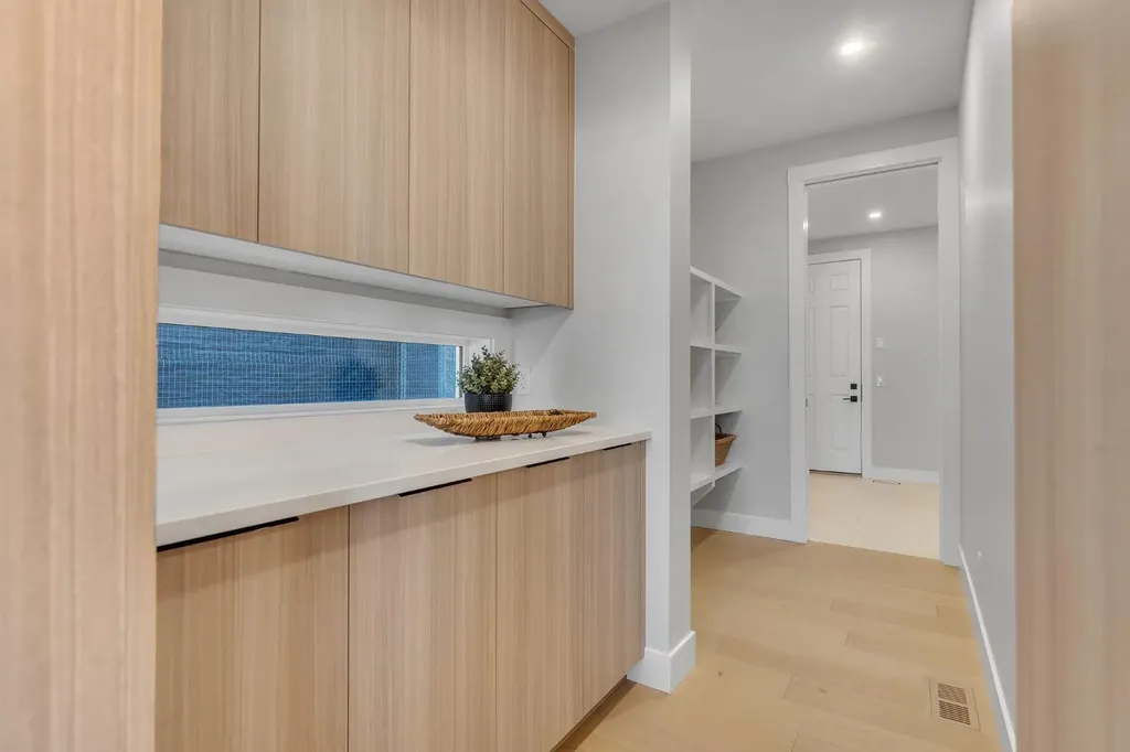 28 Spring Creek Point SW Calgary AB T3H 6E2