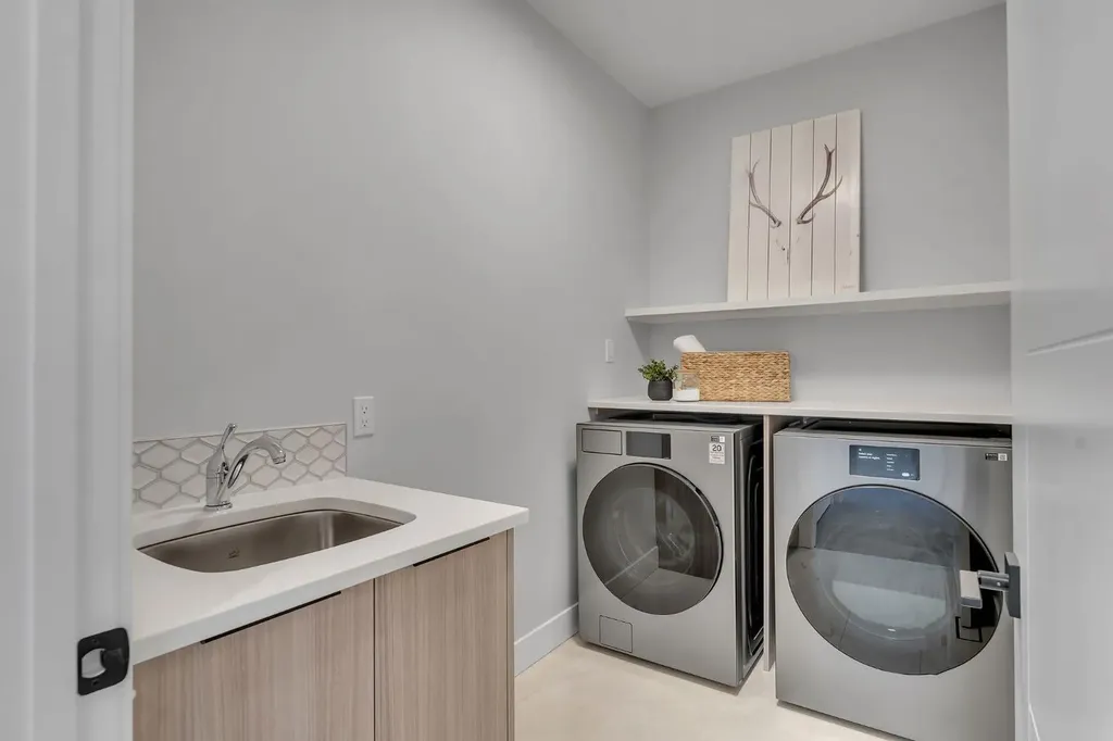 28 Spring Creek Point SW Calgary AB T3H 6E2