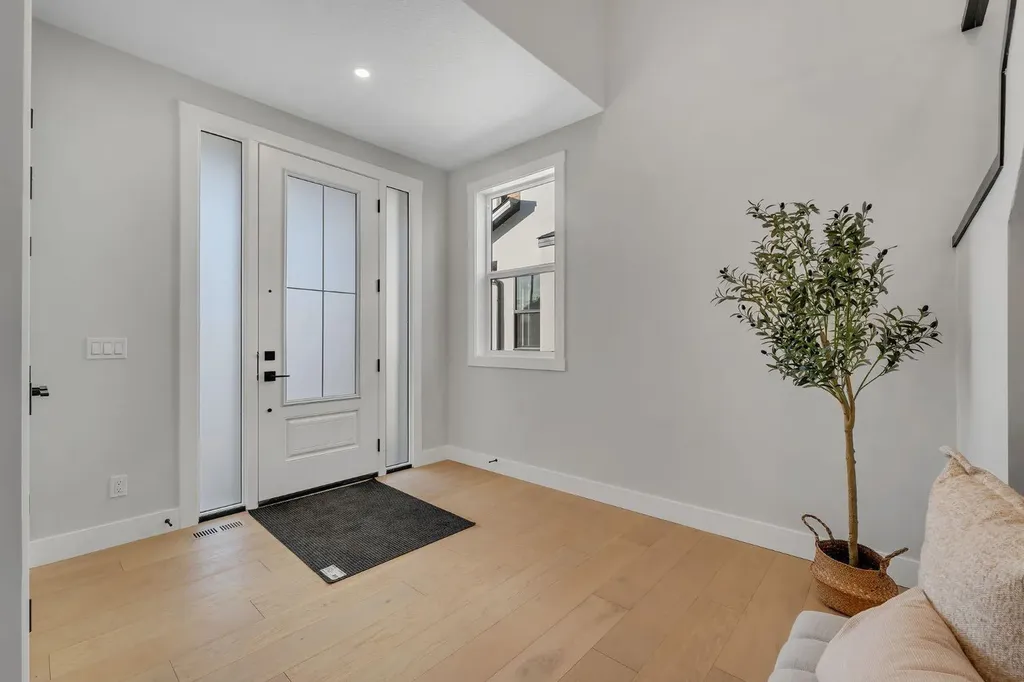 28 Spring Creek Point SW Calgary AB T3H 6E2