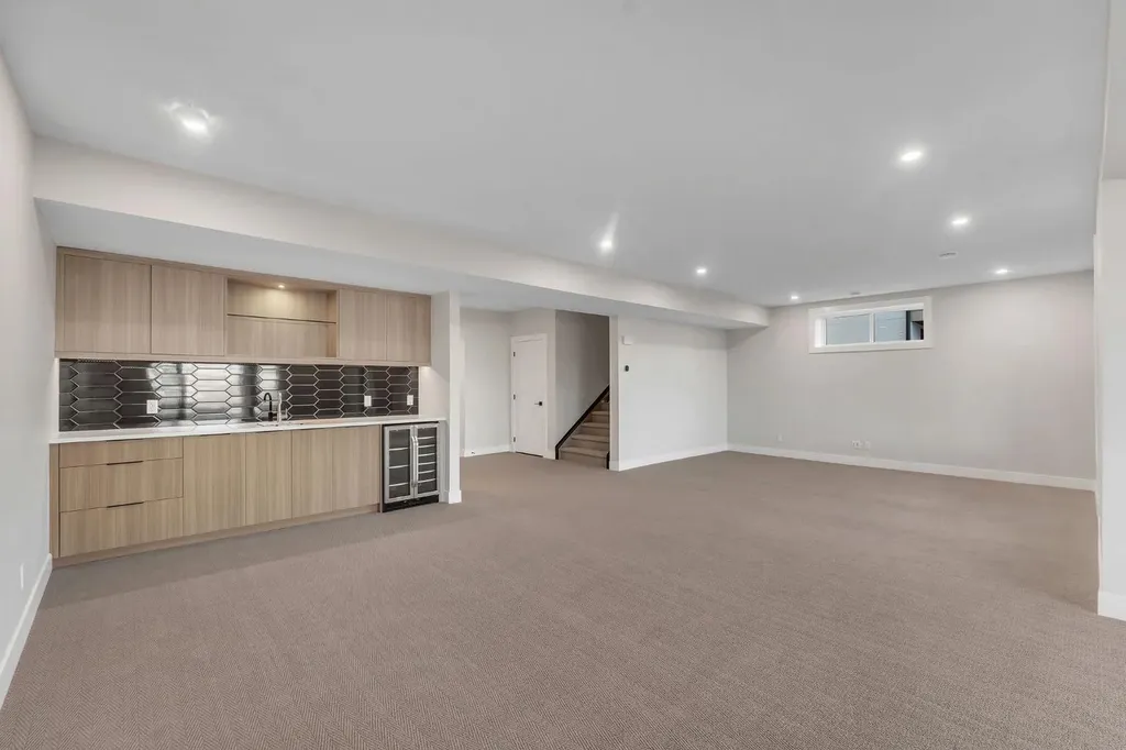 28 Spring Creek Point SW Calgary AB T3H 6E2