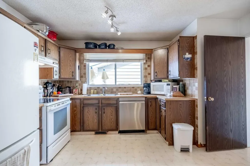 116 Dovercrest Way SE Calgary AB T2B 2L9