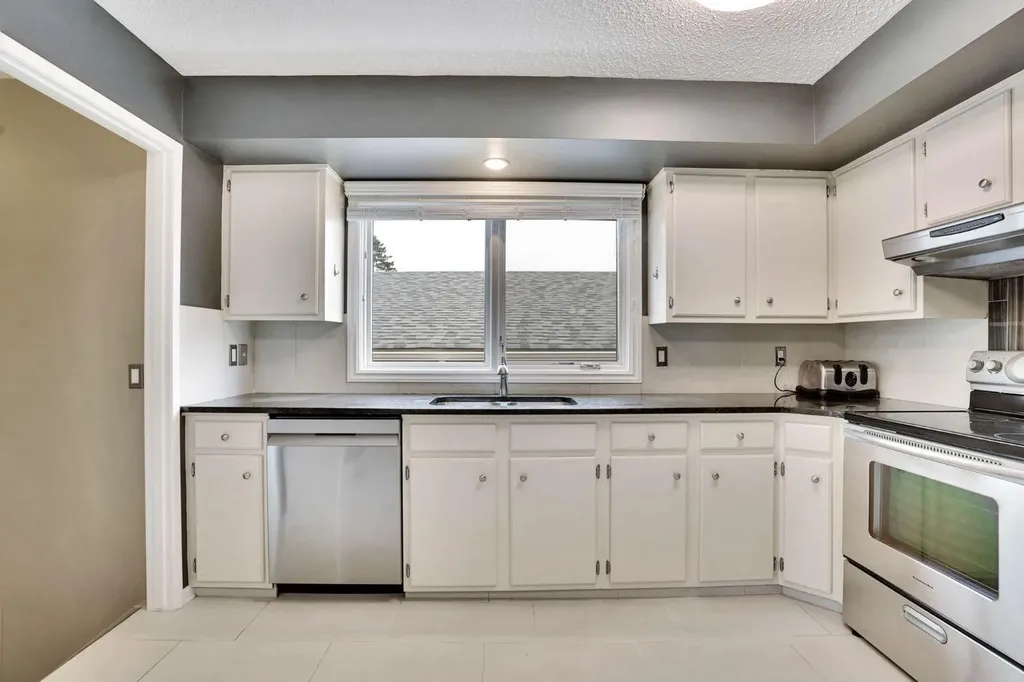 436 Huntley Way NE Calgary AB T2K 4Z8