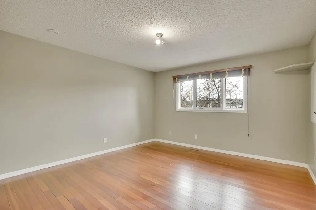 436 Huntley Way NE Calgary AB T2K 4Z8