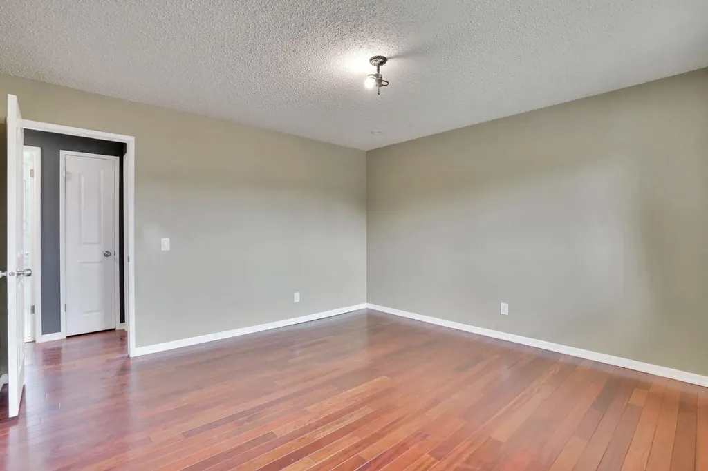 436 Huntley Way NE Calgary AB T2K 4Z8