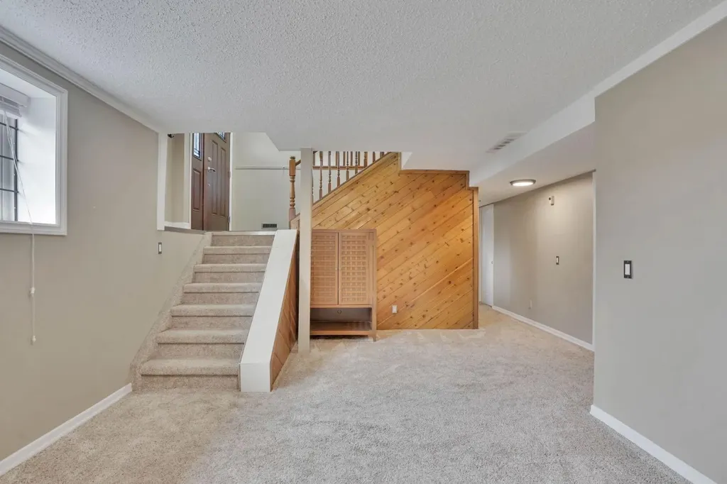 436 Huntley Way NE Calgary AB T2K 4Z8
