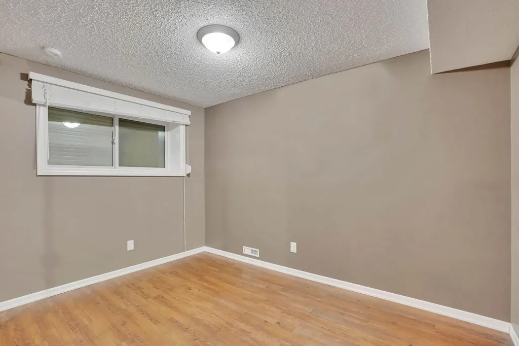 436 Huntley Way NE Calgary AB T2K 4Z8