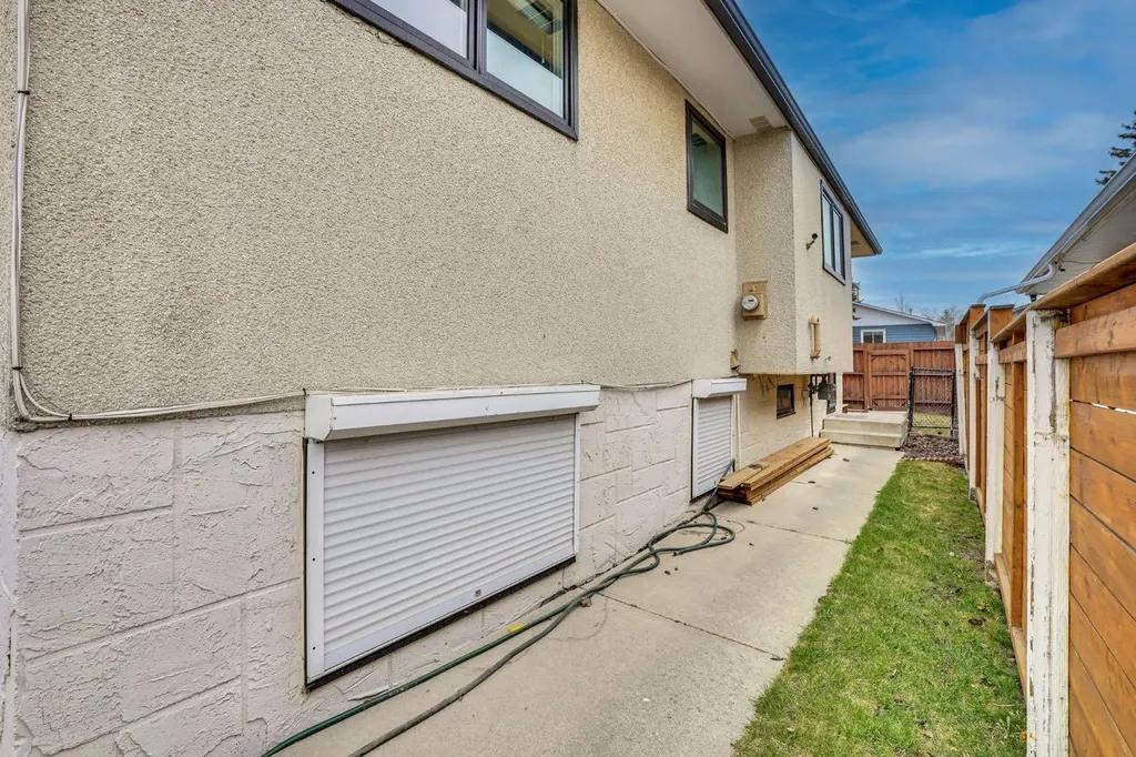 436 Huntley Way NE Calgary AB T2K 4Z8