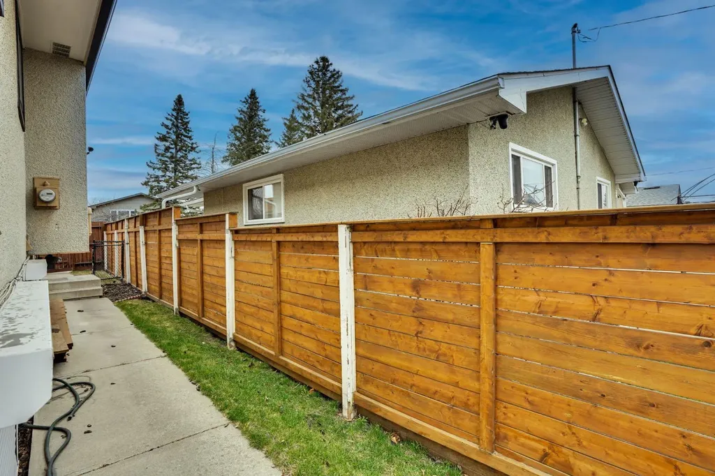 436 Huntley Way NE Calgary AB T2K 4Z8