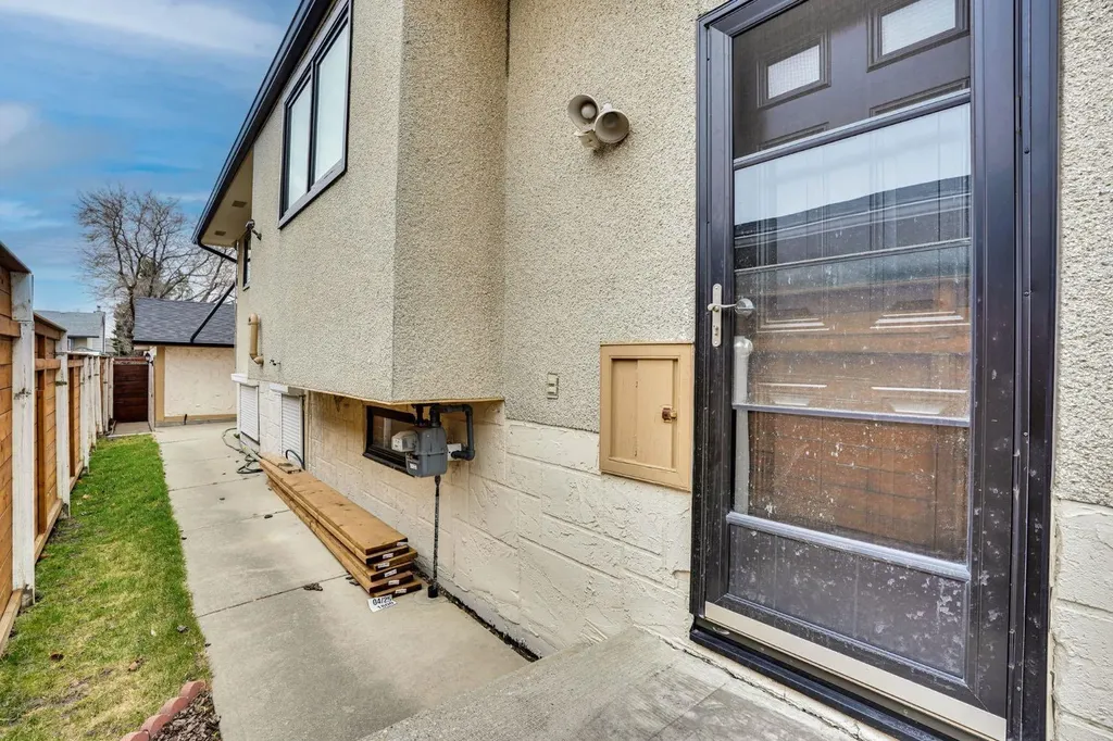436 Huntley Way NE Calgary AB T2K 4Z8