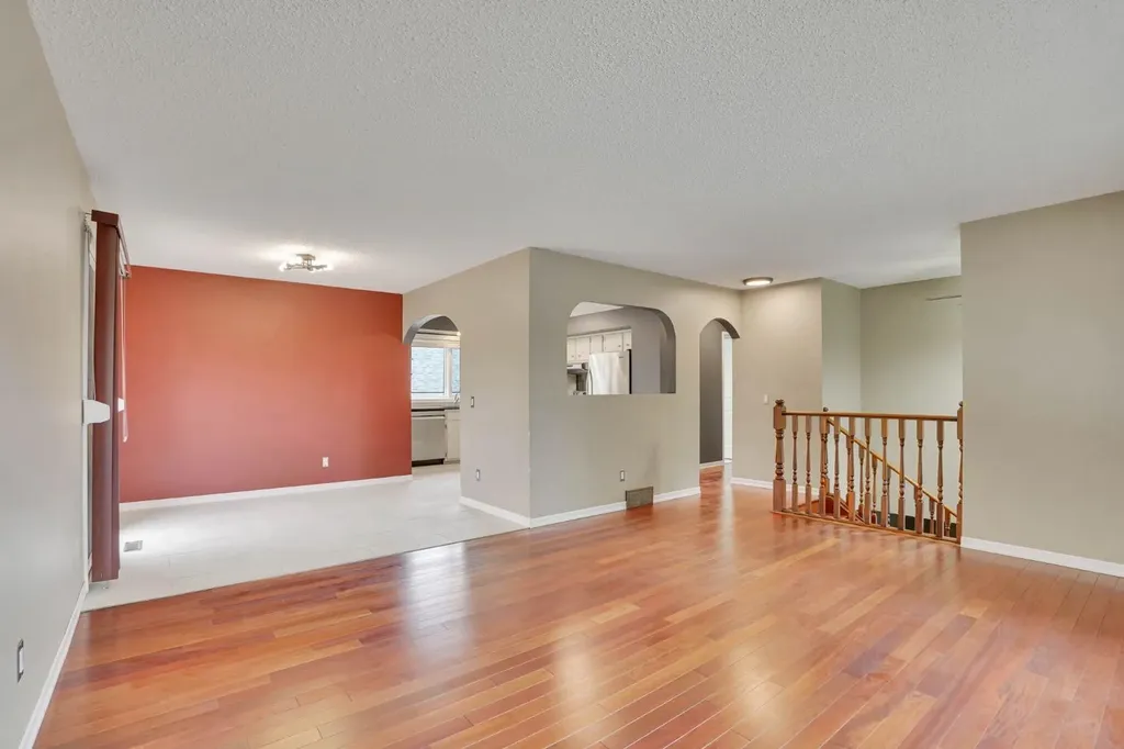 436 Huntley Way NE Calgary AB T2K 4Z8