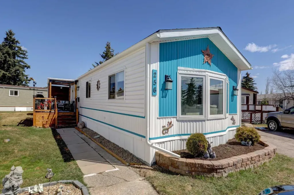 256 Burroughs Circle NE Calgary AB T1Y 6K3