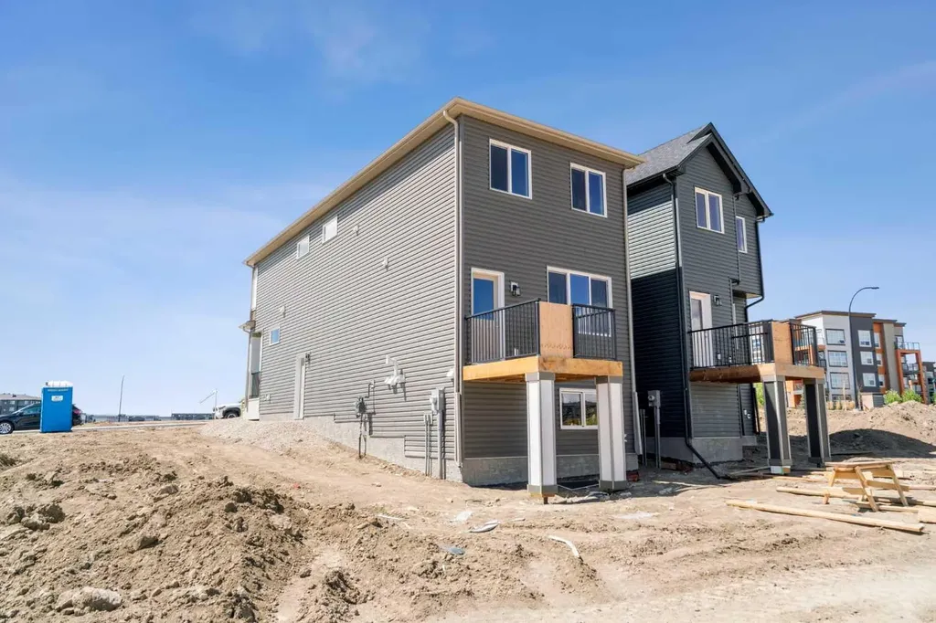 19712 40 Street SE Calgary AB T3M 4M3