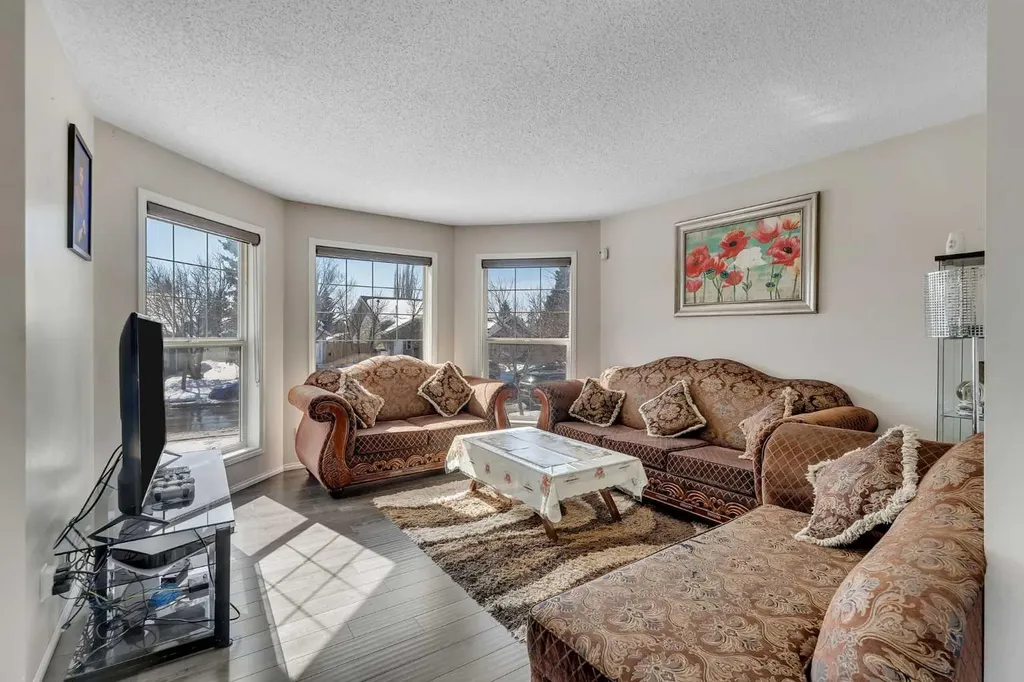 92 Taradale Drive NE Calgary AB T3J 4W7