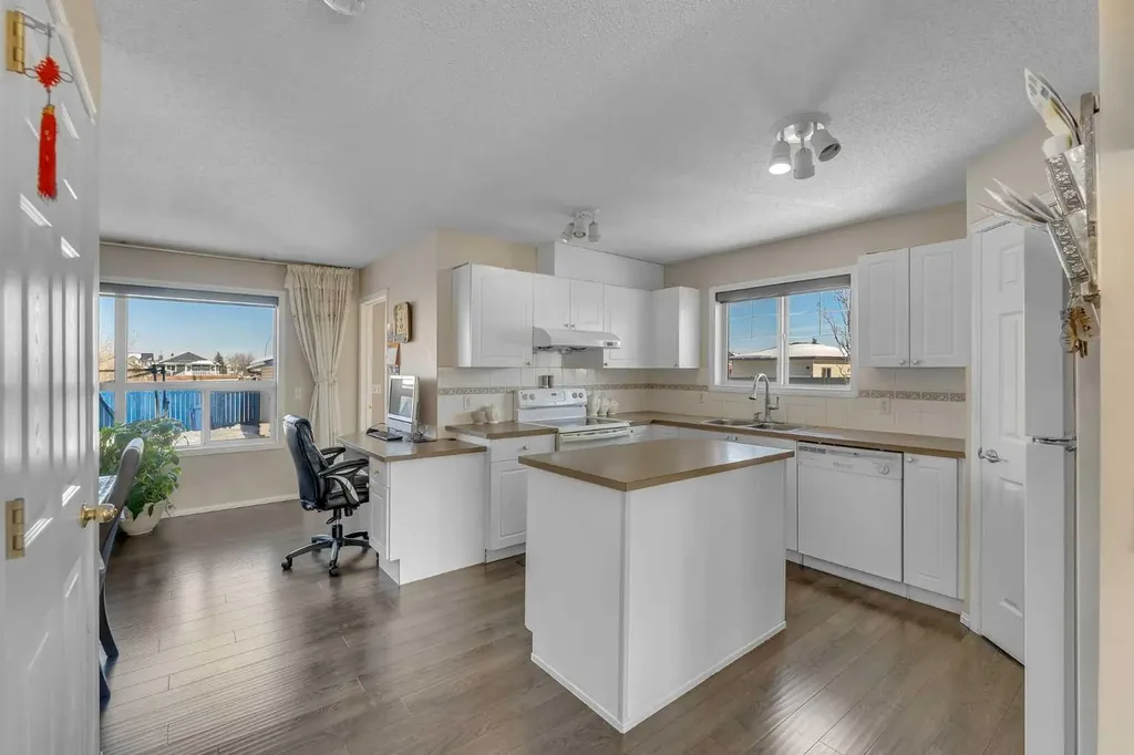 92 Taradale Drive NE Calgary AB T3J 4W7