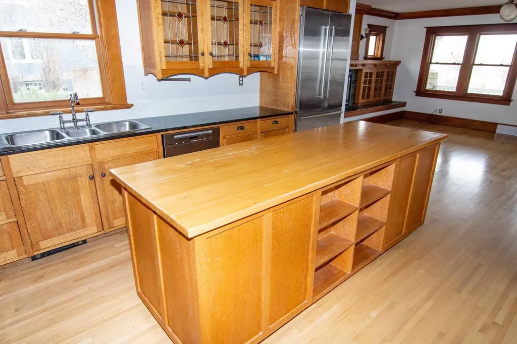 110 Scarboro Avenue SW Calgary AB T3H 2H1